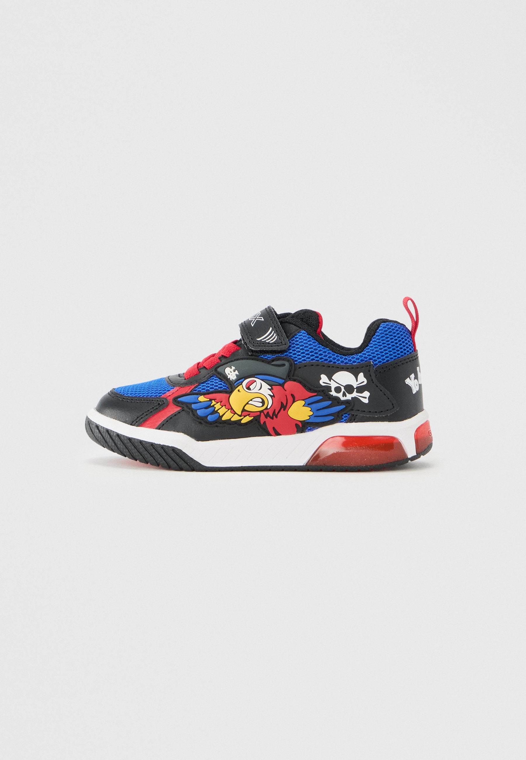 Kindersneaker mit blauem Mesh, schwarzen Überzügen, roten Akzenten, Piratenpapagei-Grafik, Totenkopf mit gekreuzten Knochen, weißer Sohle und rotem Zuglasche.