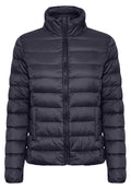 Puffjacke in dunklem Marineblau mit hohem Kragen, Frontreißverschluss, gestepptem Design und glatter, glänzender Nylon-Oberfläche.