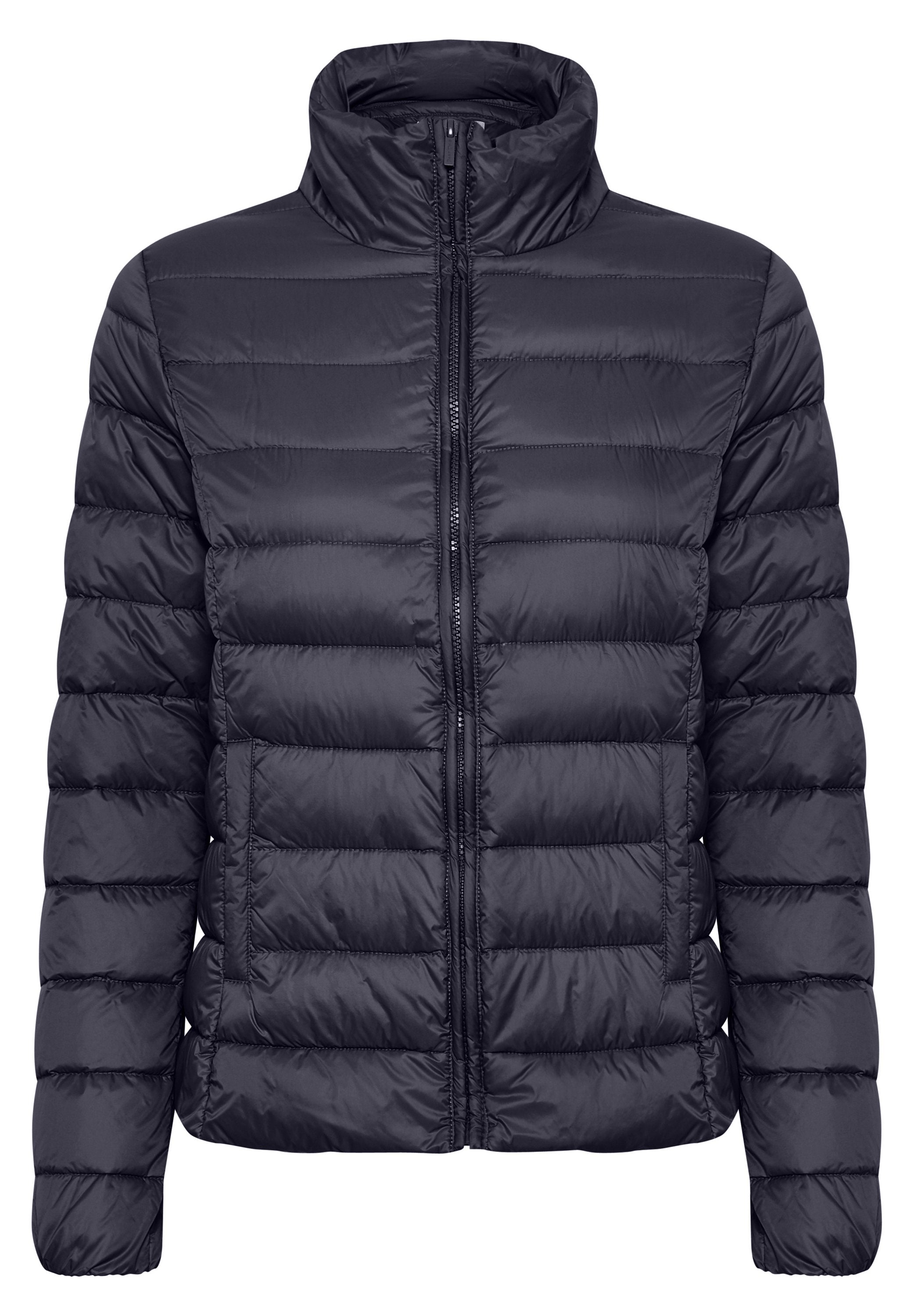 Puffjacke in dunklem Marineblau mit hohem Kragen, Frontreißverschluss, gestepptem Design und glatter, glänzender Nylon-Oberfläche.