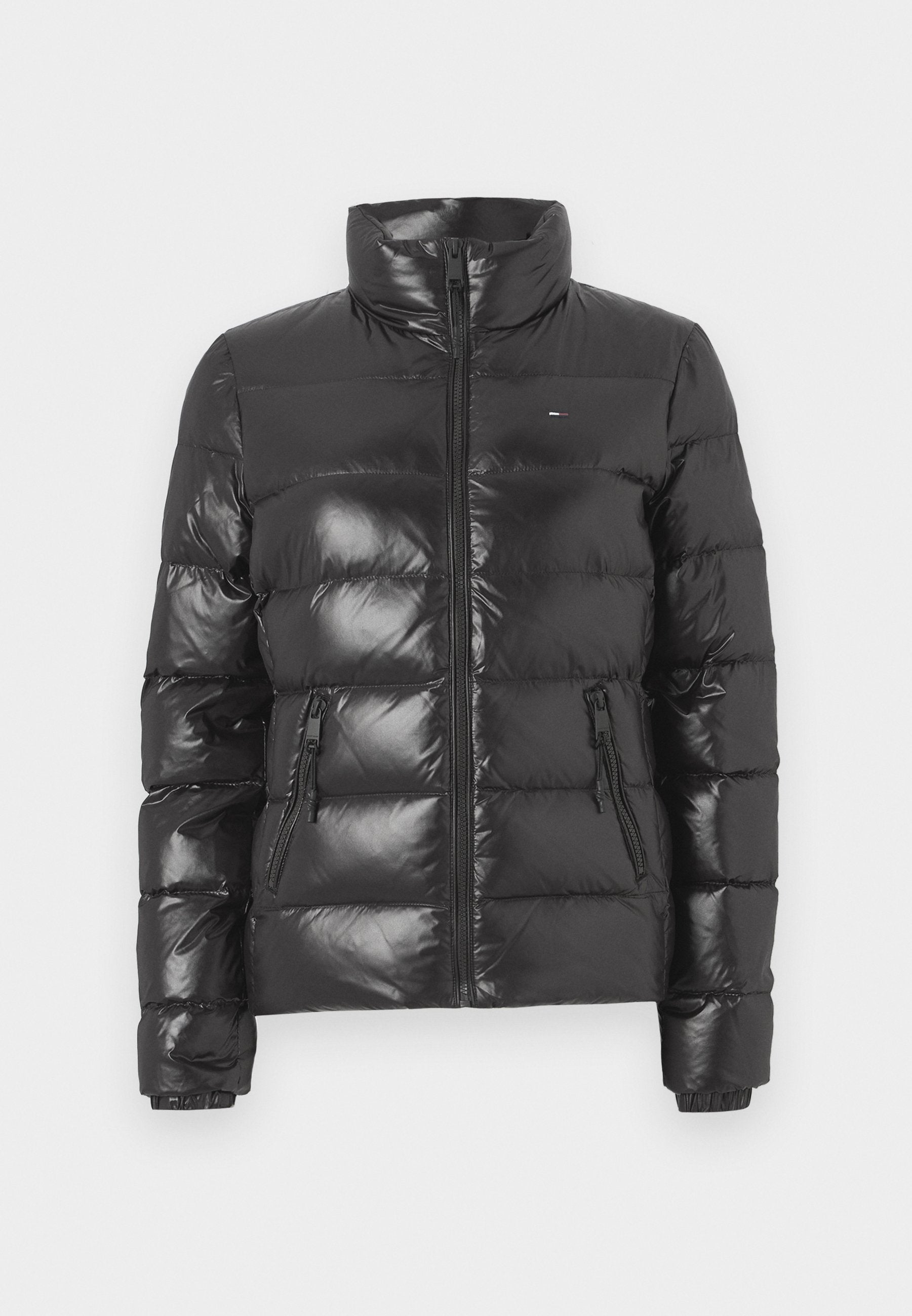 Schwarze Puffer-Jacke mit hohem Kragen, glänzender Oberfläche, Reißverschluss vorne und zwei Seitentaschen mit elastischen Bündchen.
