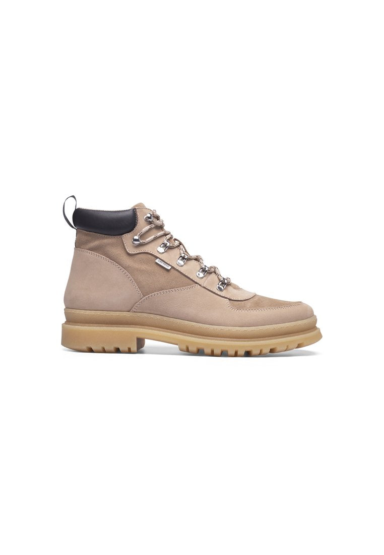 Beige Wildleder-Stiefeletten mit einem schwarzen Lederkragen, silbernen Metall-Ösen und einer Gummisohle mit einem robusten Profil.