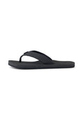 Schwarze Flip-Flop-Sandale mit einer strukturierten Gummisohle, einem breiten Riemen und Zehensteg-Design. Langlebiges Material mit minimalistischem Design.