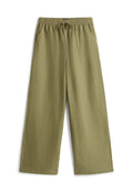 Helle olivgrüne Hose mit weitem Bein, elastischem Bund und Kordelzug, Seitentaschen und kleinem Markenlogo an der rechten Hüfte.