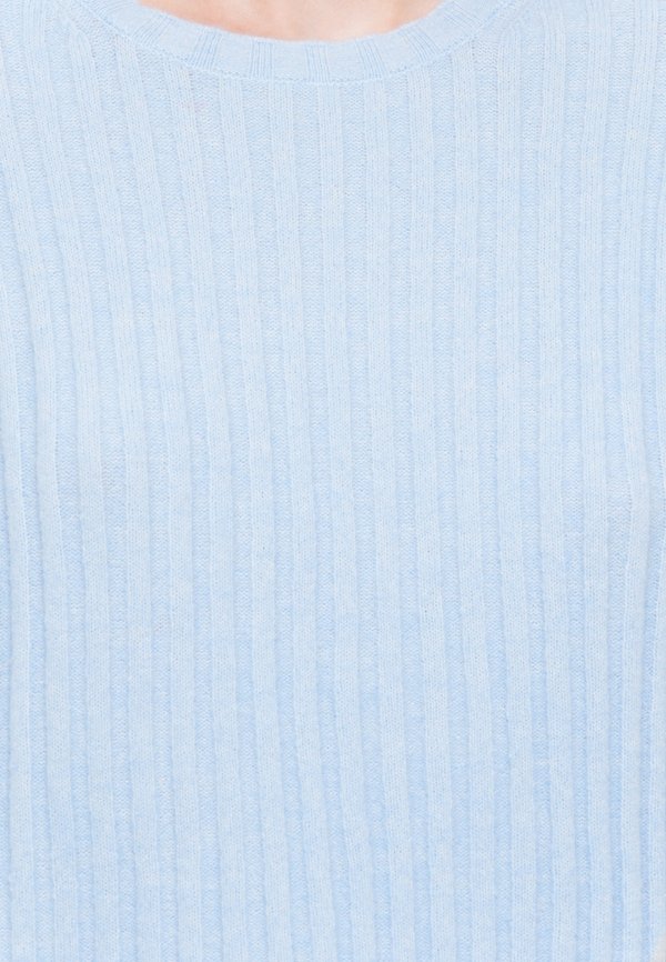CLOSED CREW NECK