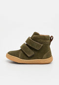 Olivgrüner Wildleder-Kleinkinder-Stiefel mit gepolstertem Knöchel, zwei Klettverschlüssen, brauner Gummisohle und braunem Zuglasche an der Ferse.