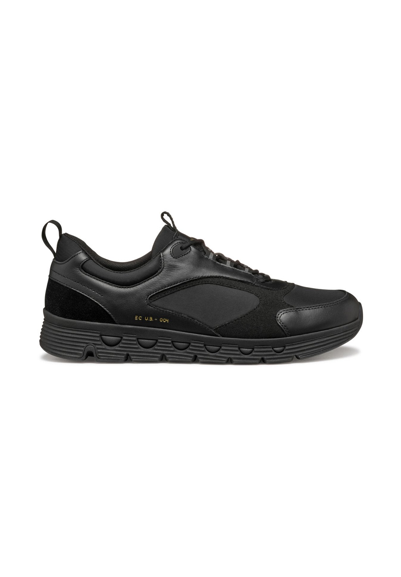 Schwarze Sportschuhe mit einem glatten Lederoberteil und Wildlederakzenten, einer gepolsterten Sohle und einem Schnürdesign mit einer geschlungenen Fersenschlaufe.