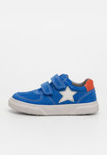 Blaue Kindersneaker mit weißen Sternenapplikationen, doppelten Klettverschlussriemen, orangefarbener Fersenkappe und weißer Gummisohle.