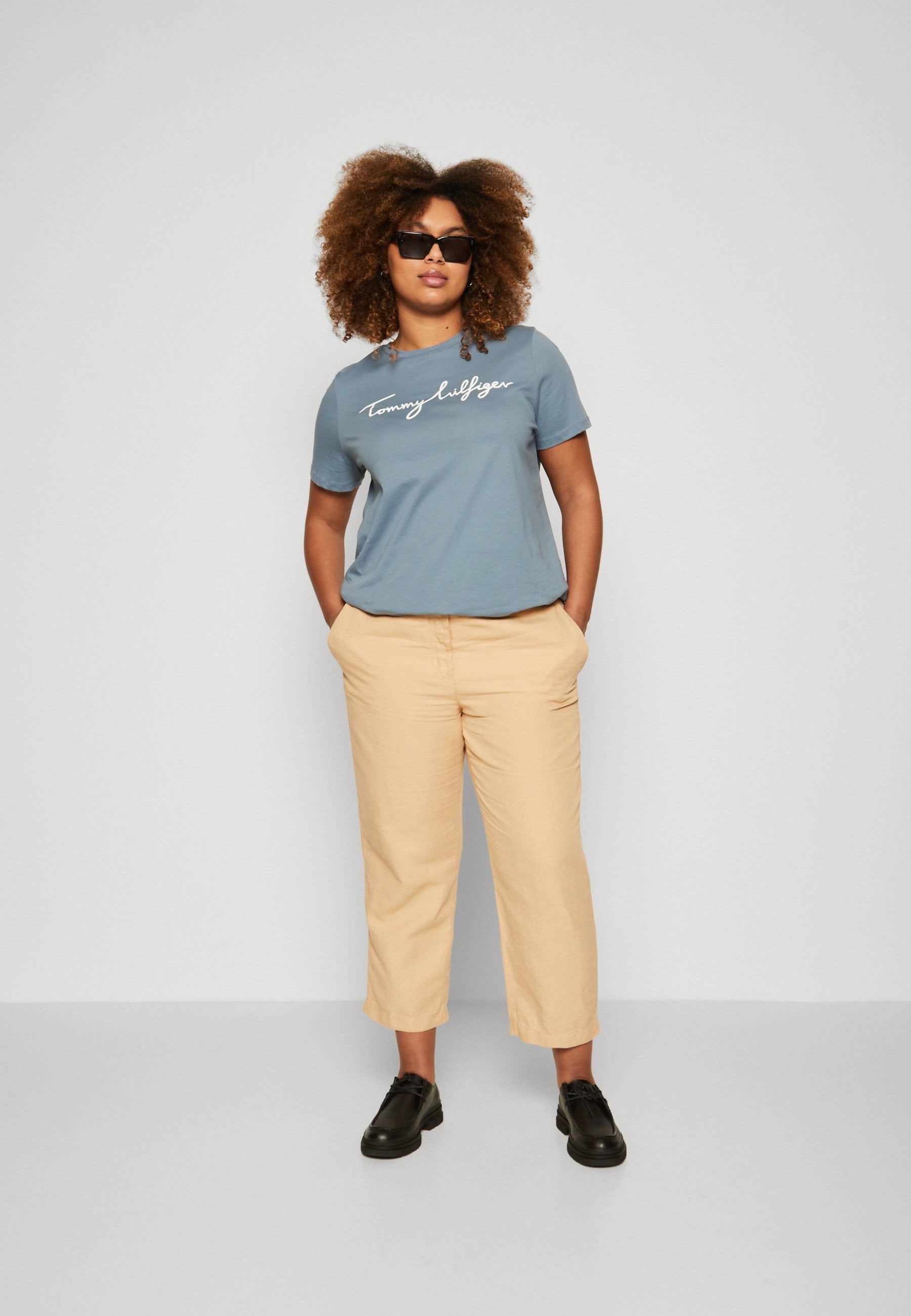 SLIM STRAIGHT Media 2