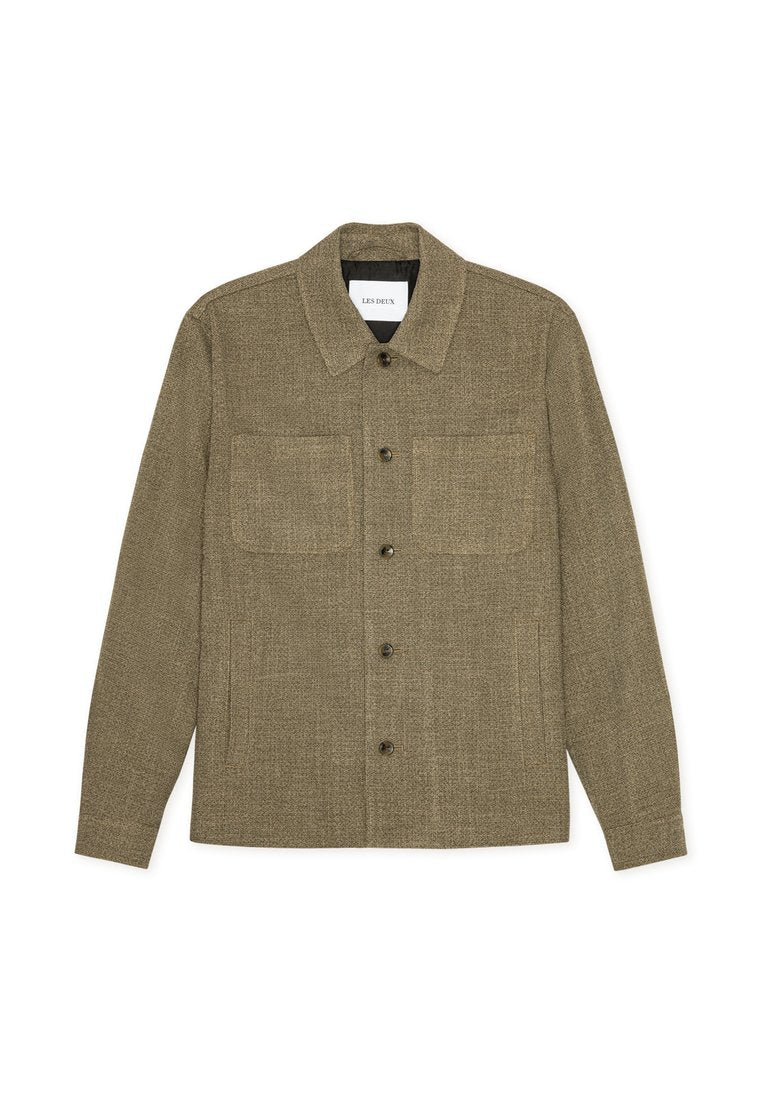 Olivgrüne Hemdjacke aus strukturiertem Stoff mit zwei Brusttaschen, spitzem Kragen und fünf Knöpfen vorne.
