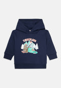 Marineblaue Kapuzenjacke für Kleinkinder mit einem Bären, der an einem Fluss angelt, Bergen, Bäumen und dem Wort „Timberland“ über der Szene.