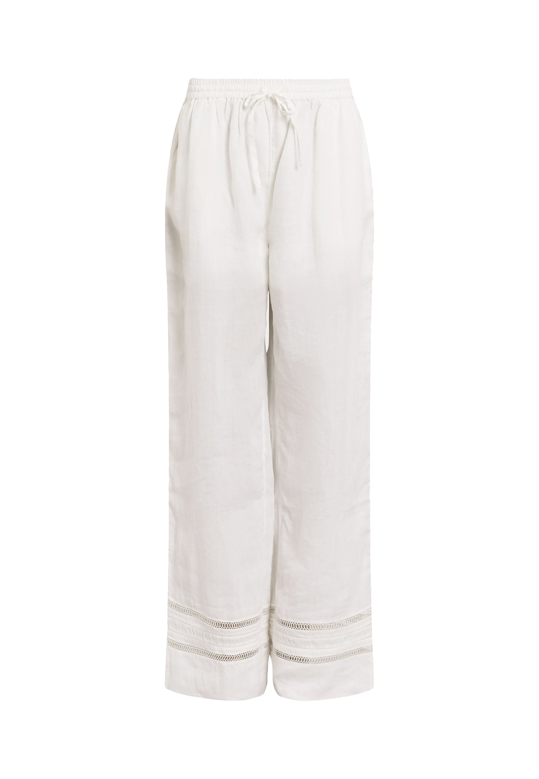 Weiße weit geschnittene Hose mit elastischem Bund, Kordelzug, Seitentaschen und dekorativem horizontalem Spitzenbesatz nahe dem Saum.
