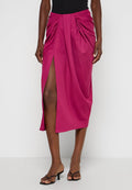 Fuchsia Midi-Rock mit gerafftem Detail an der Taille und einem hohen Schlitz, aus glattem Stoff, kombiniert mit schwarzen Riemchen-Heels.