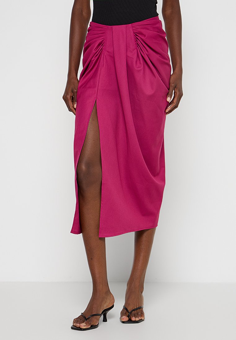 Fuchsia Midi-Rock mit gerafftem Detail an der Taille und einem hohen Schlitz, aus glattem Stoff, kombiniert mit schwarzen Riemchen-Heels.