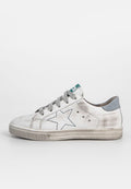 Weiße Ledersneaker mit einem verblassten Finish, grauen Wildlederakzenten, blau gesticktem Sternmotiv, Schnürung und strukturiertem Gummisohle.