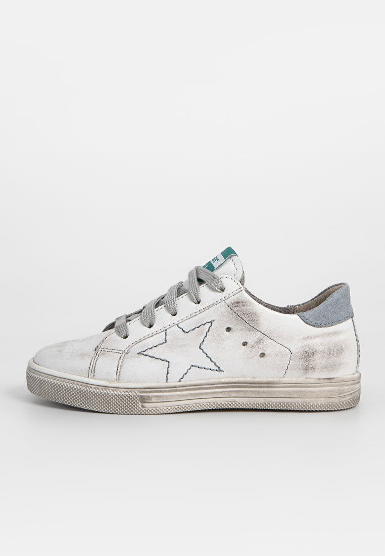 Weiße Ledersneaker mit einem verblassten Finish, grauen Wildlederakzenten, blau gesticktem Sternmotiv, Schnürung und strukturiertem Gummisohle.