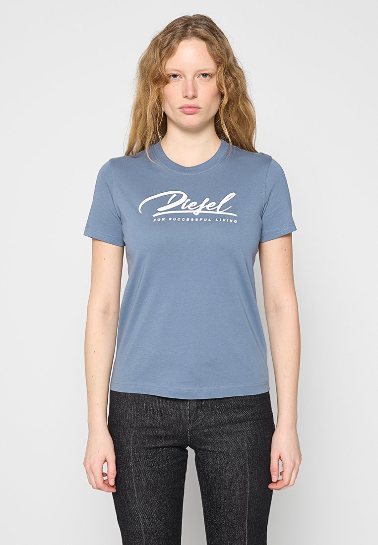 Blaues kurzärmeliges T-Shirt aus Baumwolle mit weißem grafischem Textdesign auf der Brust, kombiniert mit dunklen Jeans.