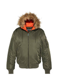 Olivgrüne Bomberjacke mit pelzbesetzter Kapuze, orangefarbenem Innenfutter, Frontreißverschluss und mehreren Taschen. Glatte, glänzende Stoffstruktur.