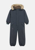 Dunkelgrauer, isolierter Winter-Overall für Kinder mit einer mit Fell gefütterten Kapuze, Frontreißverschluss, Klappentaschen, elastischen Bündchen und reflektierenden Seitenstreifen.