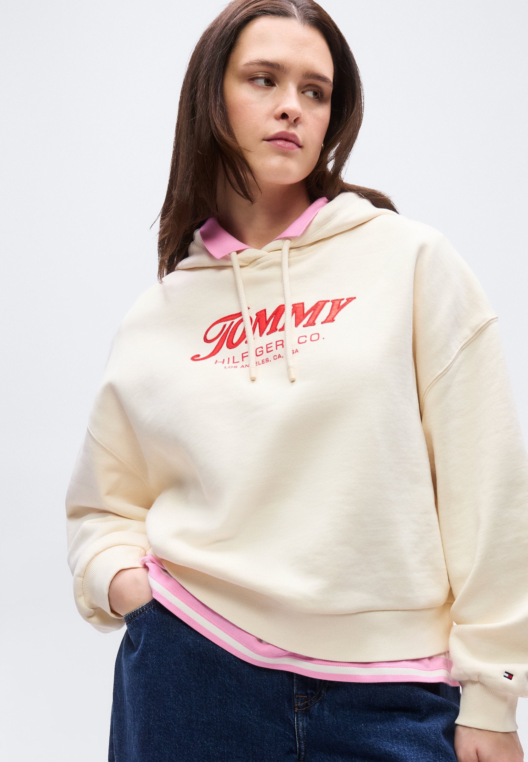 CURVE TEXTURED LOGO RELAXED DRAWSTRING HOODY Media 5