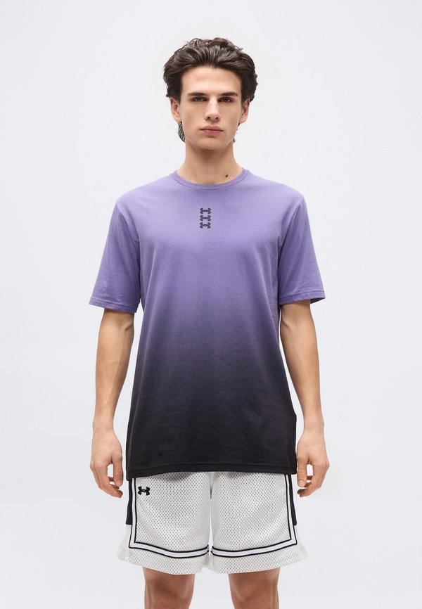 Under Armour HOOPS TRIPLE LOGO - Print T-shirt - purple luxe/black