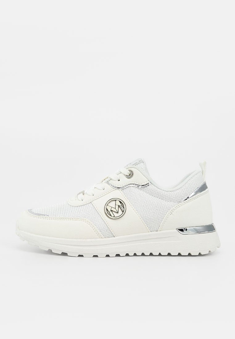 Weißer Sneaker mit niedrigem Schaft aus Mesh- und Lederobermaterial, silbernen Akzenten, Schnürung vorne und Logo-Emblem an der Seite.