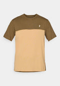 Kurzärmliges Color-Block-T-Shirt mit olivfarbenem oberen Teil, beigeunterem Teil, rundem Ausschnitt und kleinem weißen Logo auf der linken Brust.