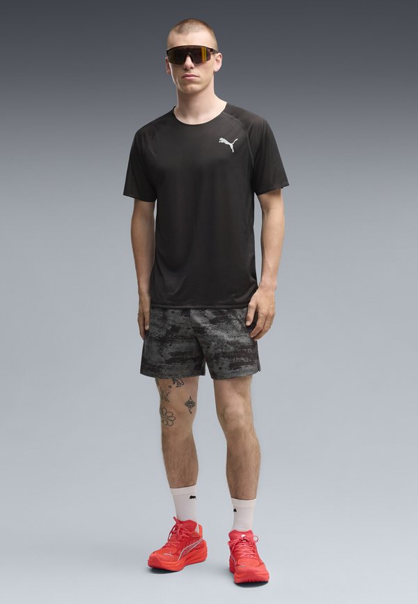 Puma DEVIATE NITRO 4 - Road running shoes - ultra red- silver-coloured
