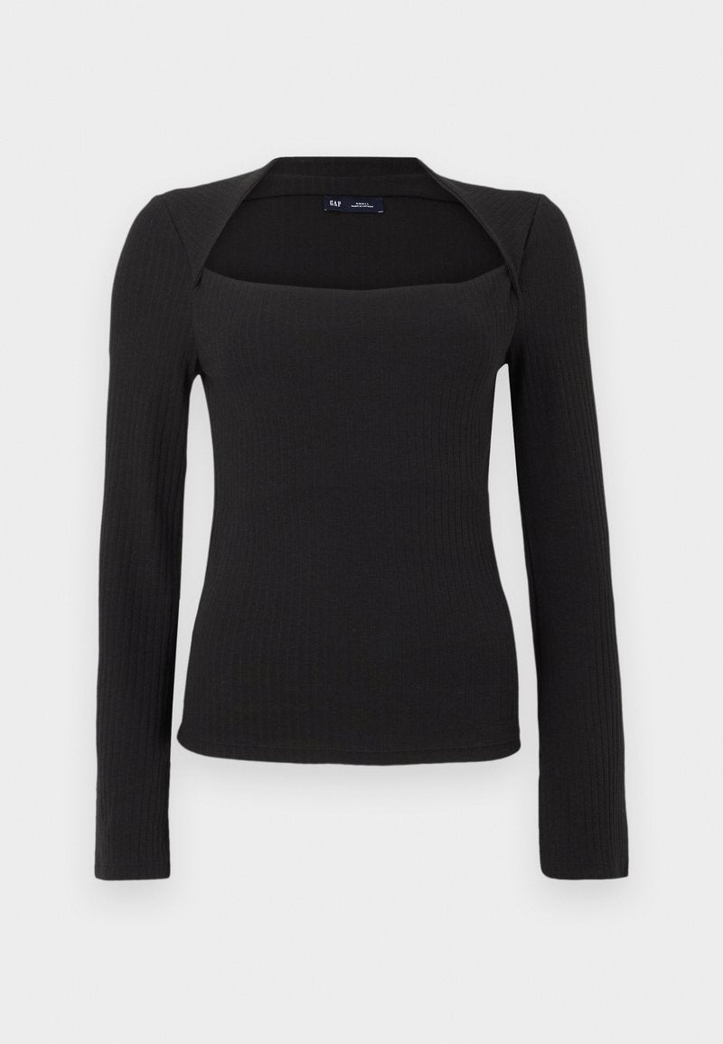 Schwarzes, geripptes, langärmeliges Stricktop mit quadratischem Ausschnitt und breitem Kragen auf weißem Hintergrund.