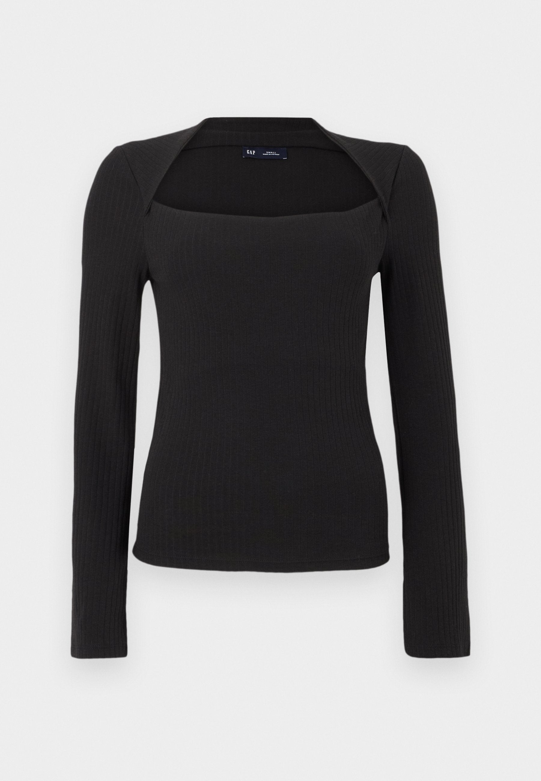Schwarzes, geripptes, langärmeliges Stricktop mit quadratischem Ausschnitt und breitem Kragen auf weißem Hintergrund.