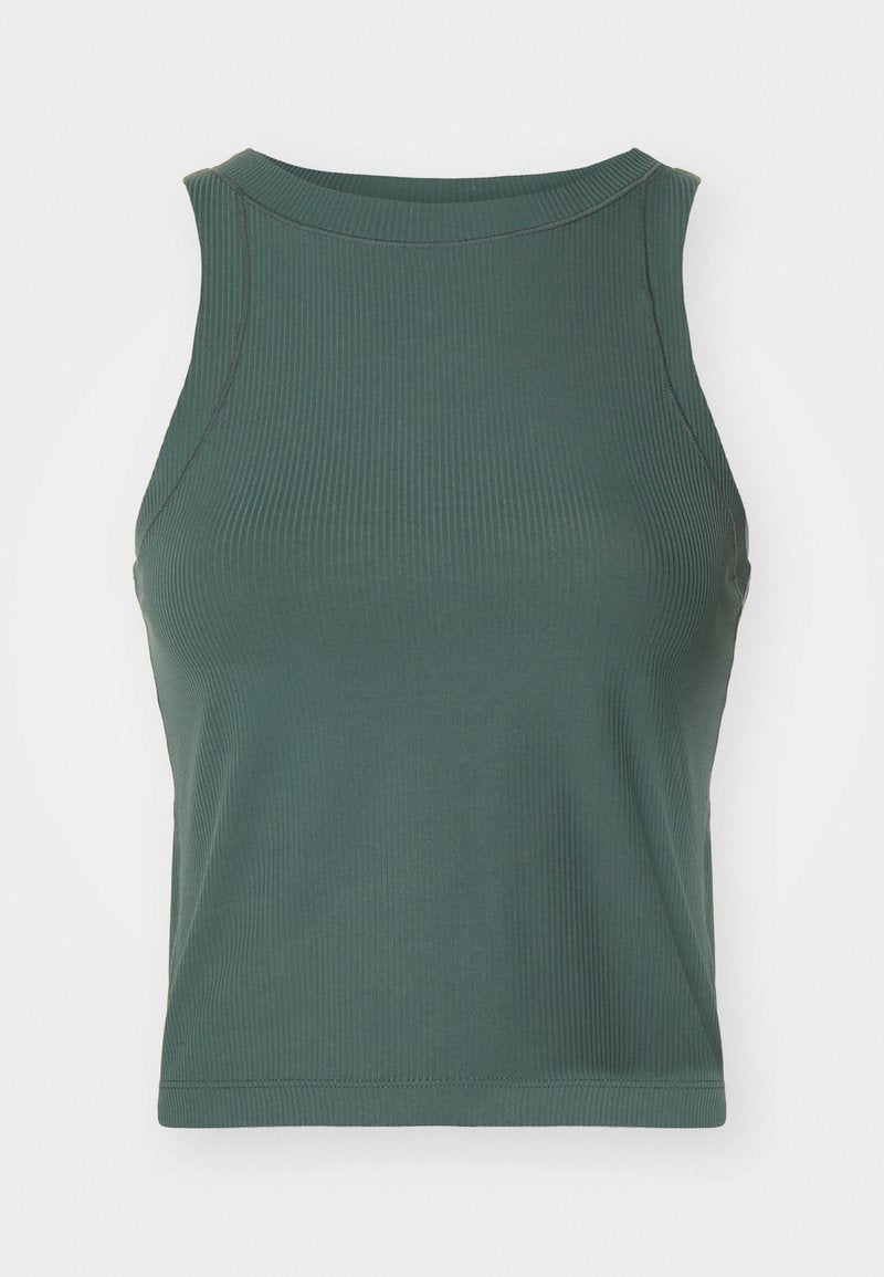 Grüner, gerippter Crop-Top mit rundem Ausschnitt. Aus glattem Stoff gefertigt und mit kontrastierenden Nähten an den Nähten. Keine zusätzlichen Akzente.