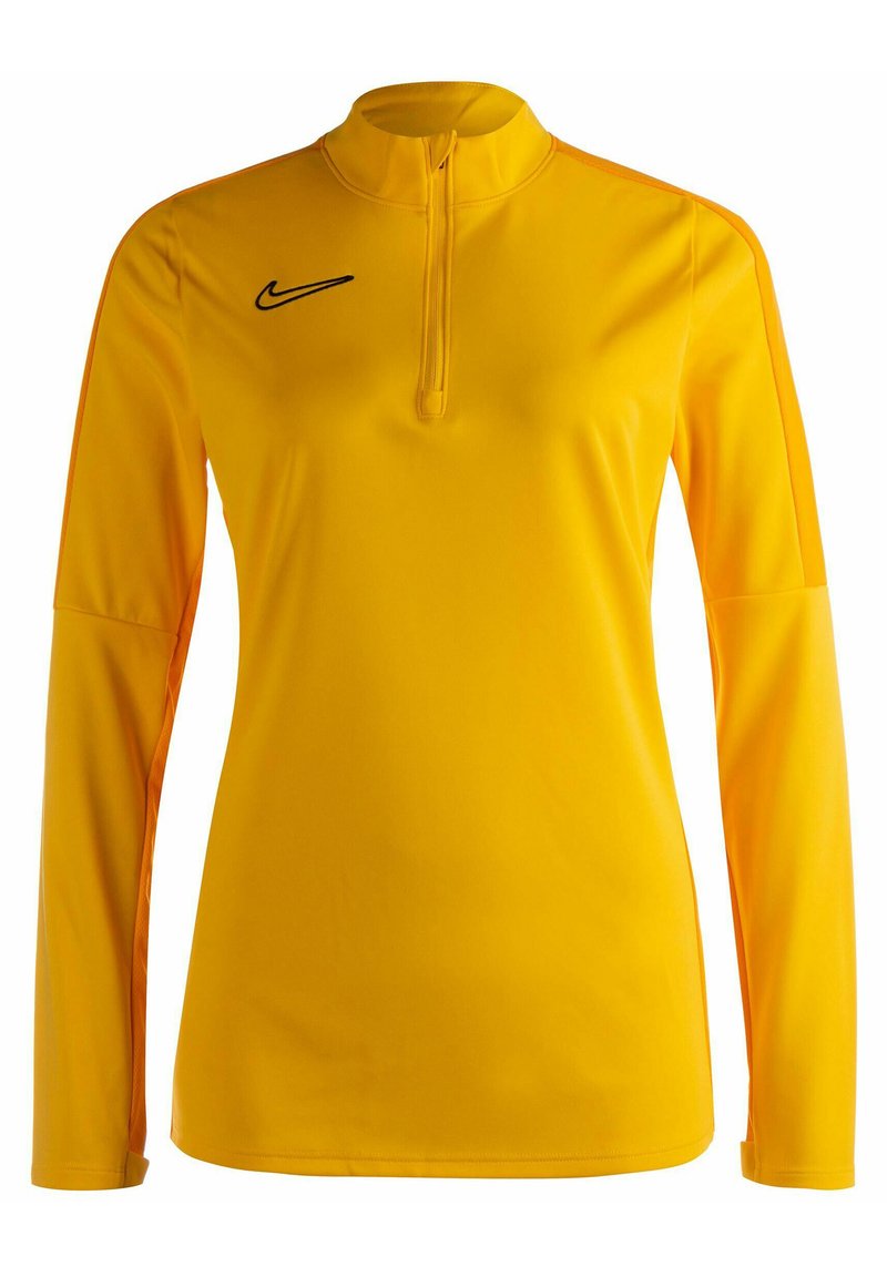 Nike Langarm-Pullover in kräftigem Gelb mit einem halbseitigen Reißverschluss am Hals, schwarzem Logo und orangefarbenen Akzenten an den Seiten. Glatte Stofftextur.