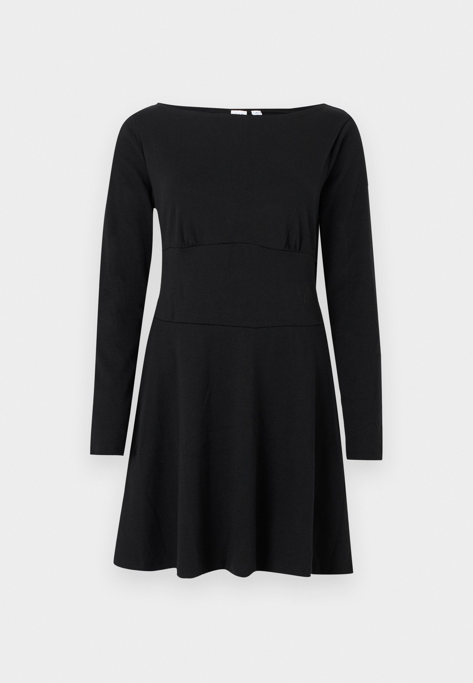 Schwarzes langärmliges Kleid mit tailliertem Bund und ausgestelltem Rock, ausgestattet mit einem breiten U-Boot-Ausschnitt, auf schlichtem Hintergrund präsentiert.