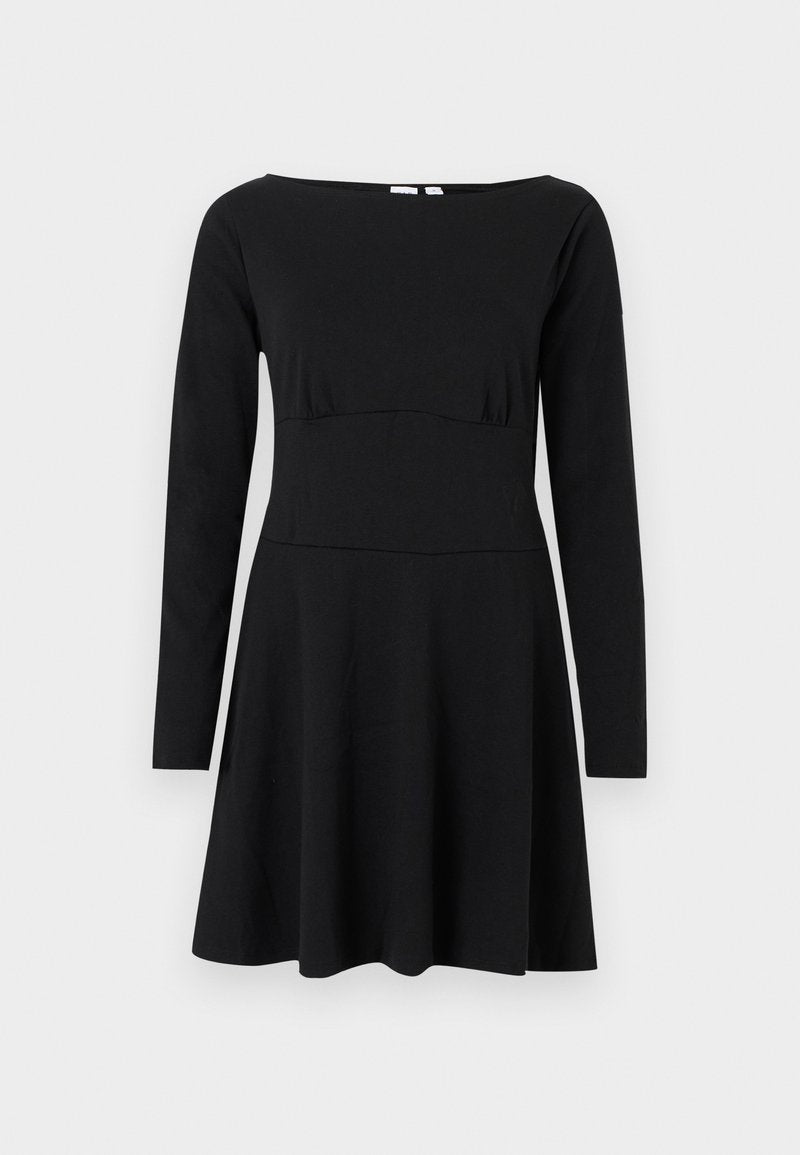 Schwarzes langärmliges Kleid mit tailliertem Bund und ausgestelltem Rock, ausgestattet mit einem breiten U-Boot-Ausschnitt, auf schlichtem Hintergrund präsentiert.
