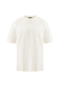 Weiße Baumwoll-T-Shirt mit kurzen Ärmeln, runden Halsausschnitt und lockerer Passform. Glatte Textur, keine Muster, minimale Designmerkmale.