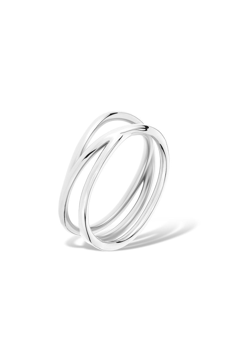 Silberring mit verflochtenen Bändern und einer glatten, glänzenden Oberfläche. Das Design ist minimalistisch und betont die fließende Form sowie die elegante Textur.