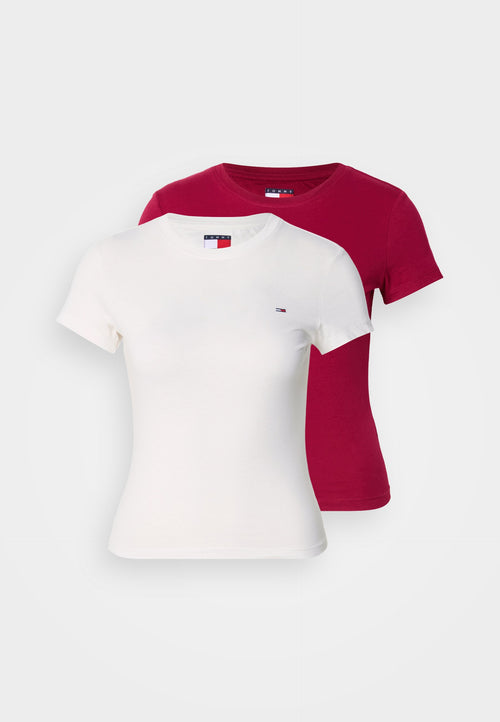 Zwei kurzärmelige Rundhalsshirts, eines weiß und eines dunkelrot, mit kleinen Logoaufnähern auf der Brust, vor weißem Hintergrund dargestellt.