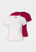 Zwei kurzärmelige Rundhalsshirts, eines weiß und eines dunkelrot, mit kleinen Logoaufnähern auf der Brust, vor weißem Hintergrund dargestellt.