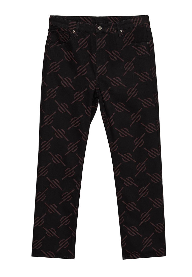 Schwarze Hosen mit einem sich wiederholenden burgunderfarbenen Muster, aus strapazierfähigem Material mit einem traditionellen Fünf-Taschen-Design und metallischen Akzenten.