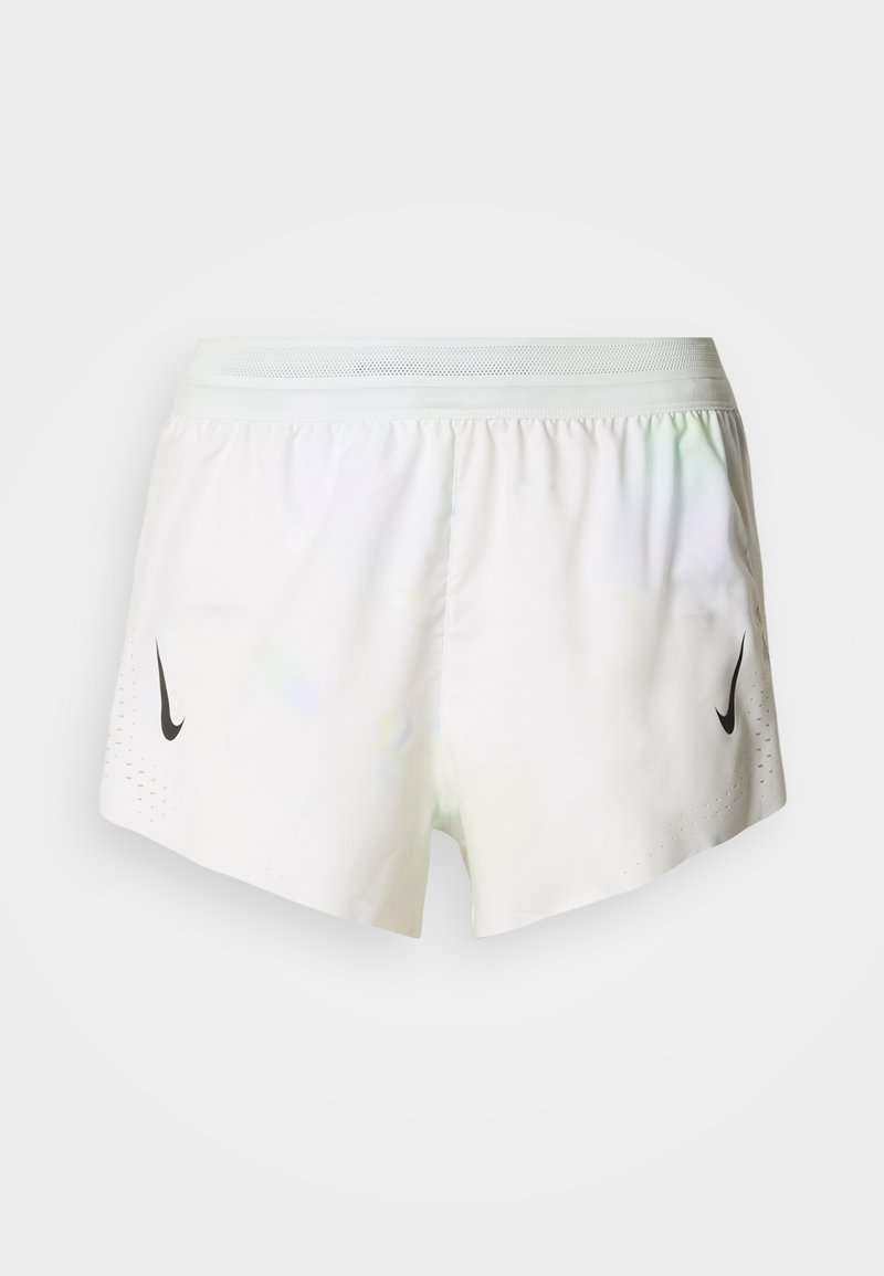 Weiße Sportshorts aus leichtem Stoff. Verfügen über ein schwarzes Nike-Logo auf der linken Seite und perforierte Details an den Seiten.