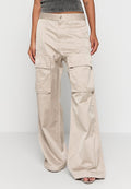 Beige Cargo-Hosen aus leichtem Gewebe, mit weitem Bein und zwei großen Vordertaschen mit Knopfschluss. Glatte Textur.