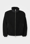 Schwarze Fleece-Jacke mit hohem Kragen, durchgehendem Reißverschluss und gerippten Bündchen. Der Stoff hat ein strukturiertes, fusseliges Aussehen.