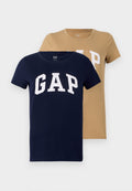 Zwei kurzärmelige T-Shirts in Marineblau und Beige, aus Baumwolle. Beide haben ein großes weißes "GAP"-Logo auf der Vorderseite.