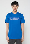 Blaues Baumwoll-T-Shirt mit kurzen Ärmeln und rundem Ausschnitt. Verfügt über ein strukturiertes "DIESEL"-Logo in Hellblau auf der Brust.