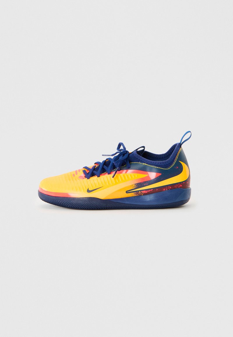Nike Sport Schuhe in Gelb mit blauen Akzenten, strukturiertem Obermaterial, Schnürverschluss und einem gemusterten Profil. Mit einem markanten Swoosh-Logo.