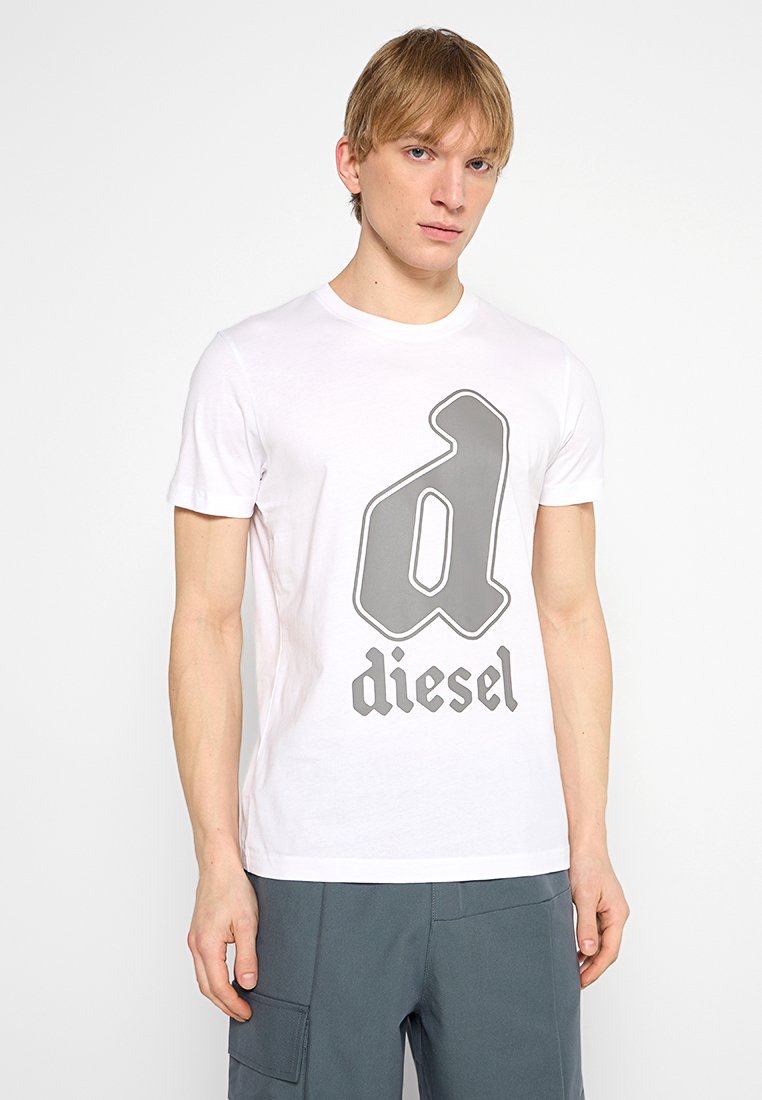 Weißes Baumwoll-T-Shirt mit einem großen grauen "d"-Logo und dem Text "diesel" auf der Vorderseite. Rundhalsausschnitt und kurze Ärmel.