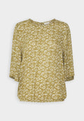 Senfgelbe Bluse mit weißem Blumenmuster, runder Ausschnitt, Dreiviertelärmel und lockerer Passform. Weicher, leichter Stoff.
