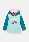 Türkisfarbener Hoodie mit langen Ärmeln und pinkfarbenem Akzent. Verziert mit einem quadratischen Grafikmotiv mit wellenförmigen Bergmustern in Türkis, Pink und Schwarz.