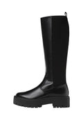 Knöchellange schwarze Synthetikstiefel mit einer glatten, strukturierten Oberfläche und einer robusten Gummisohle. Mit einer Zuglasche auf der Rückseite für leichtes Anziehen.
