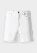 Weiße Jeansshorts mit klassischem Design, im Five-Pocket-Stil, mit Kupferknopf-Akzenten und einer leicht strukturierten Stoffoberfläche.