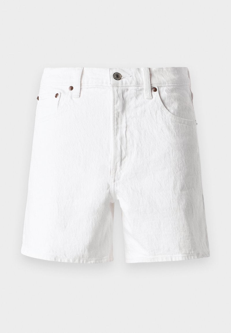 Weiße Jeansshorts mit klassischem Design, im Five-Pocket-Stil, mit Kupferknopf-Akzenten und einer leicht strukturierten Stoffoberfläche.